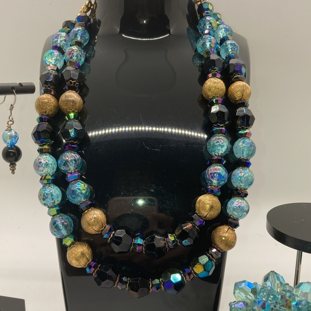 Hobe Necklace. Old vintage.​​​